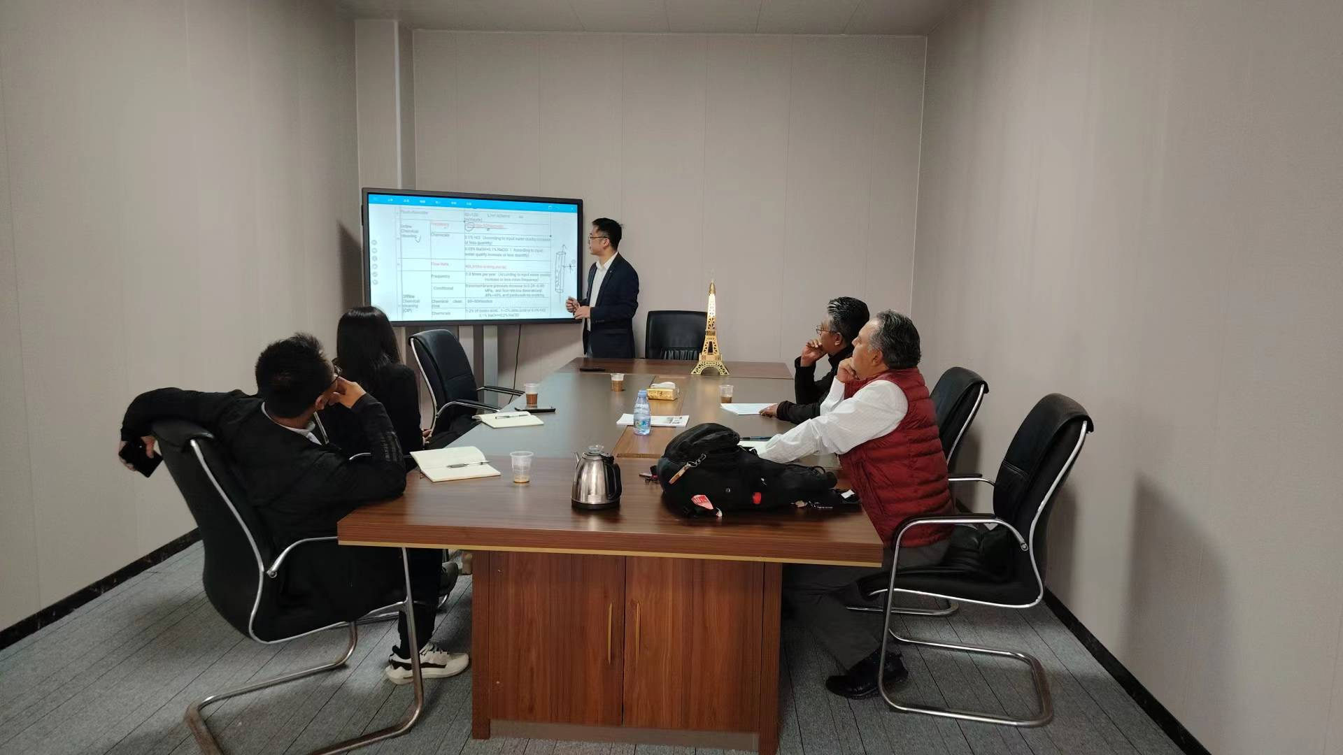 Technical discussion with the customer during the UF drinking water project